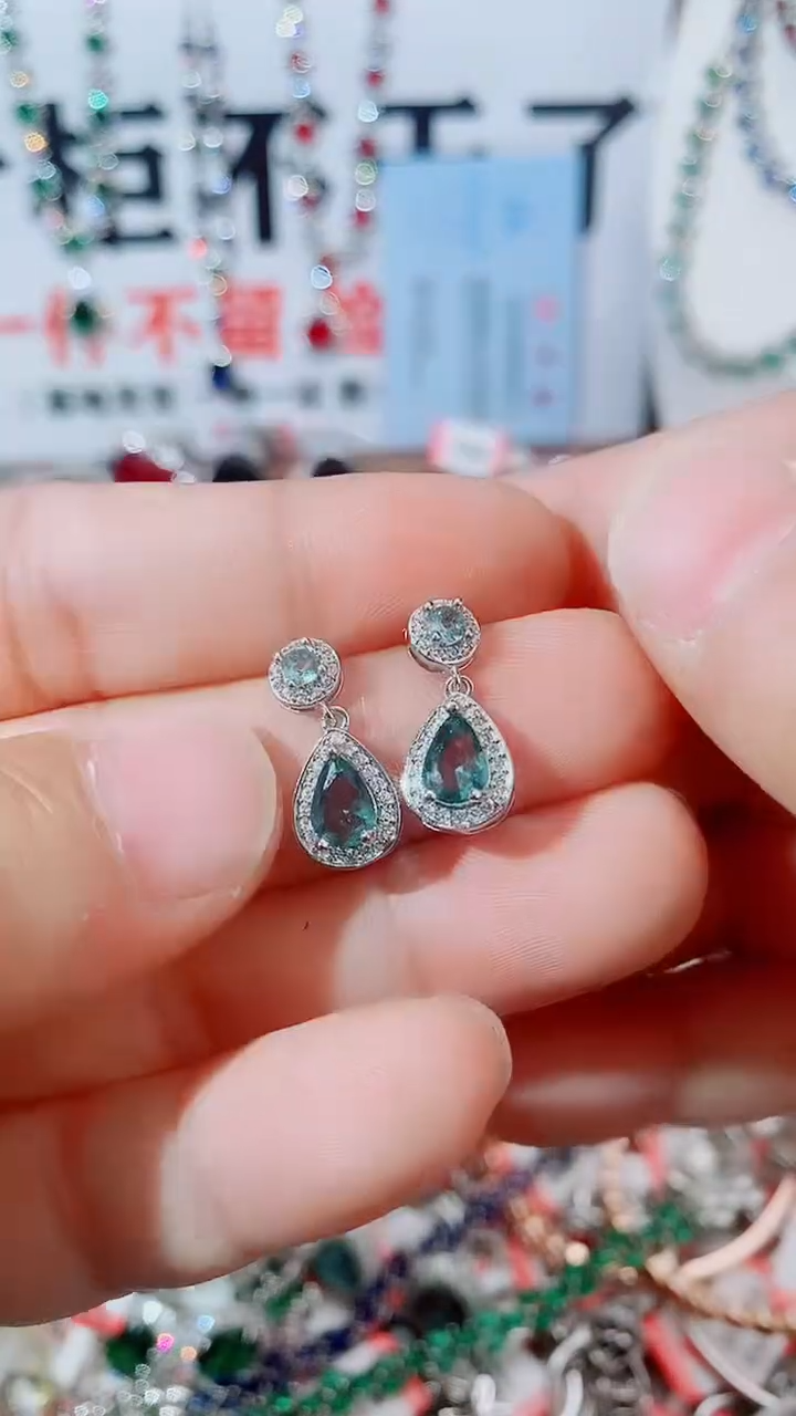颈饰未镶嵌托帕石    