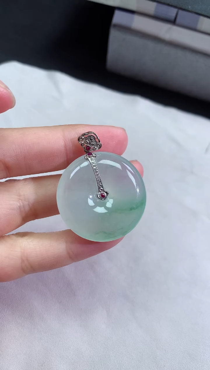 【闪购商品】翡翠颈饰18K金镶嵌飘绿平安扣