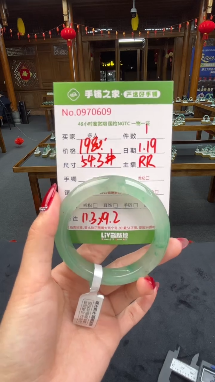 【闪购商品】石英质玉手镯未镶嵌多人