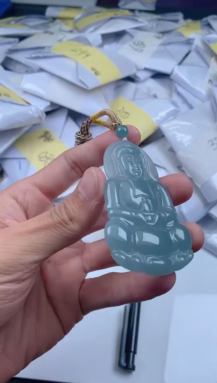 翡翠未镶嵌颈饰        