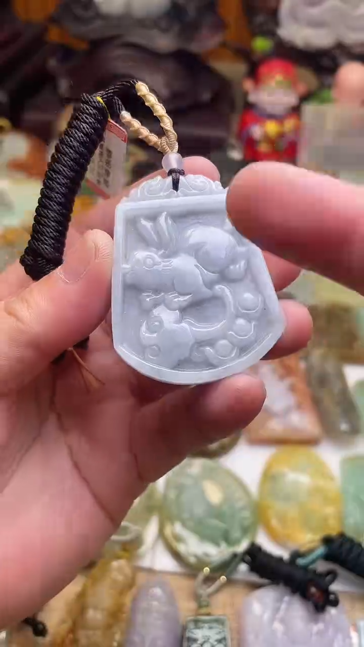 颈饰未镶嵌翡翠兔