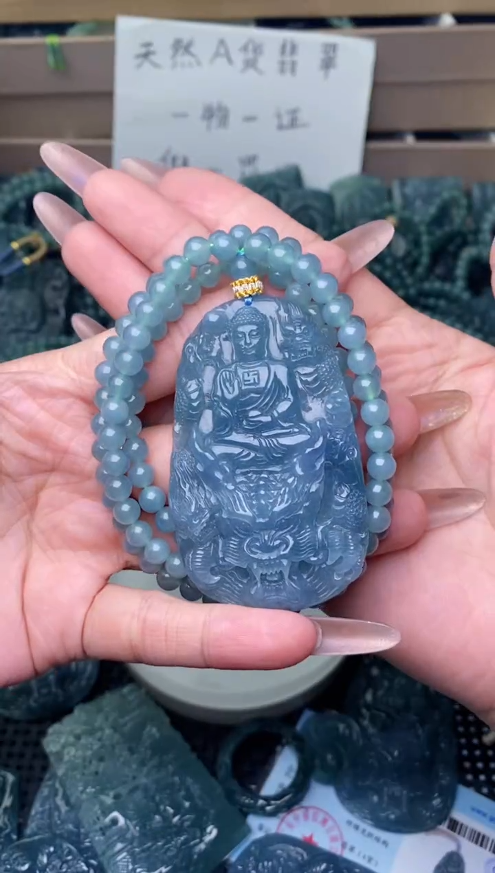 翡翠未镶嵌颈饰          