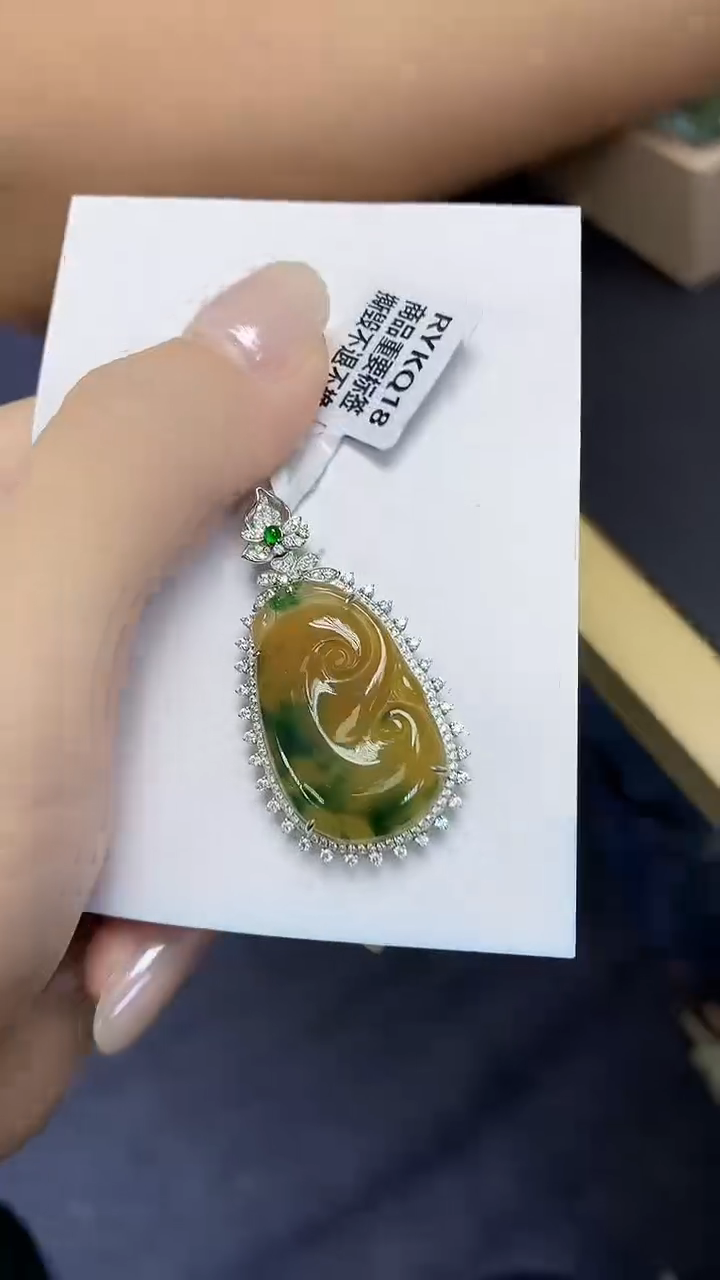翡翠18K金镶嵌颈饰天然缅甸翡翠A货