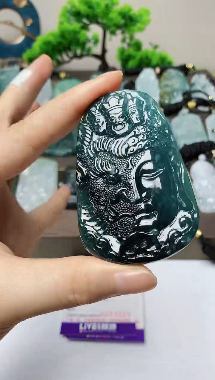 翡翠未镶嵌颈饰        