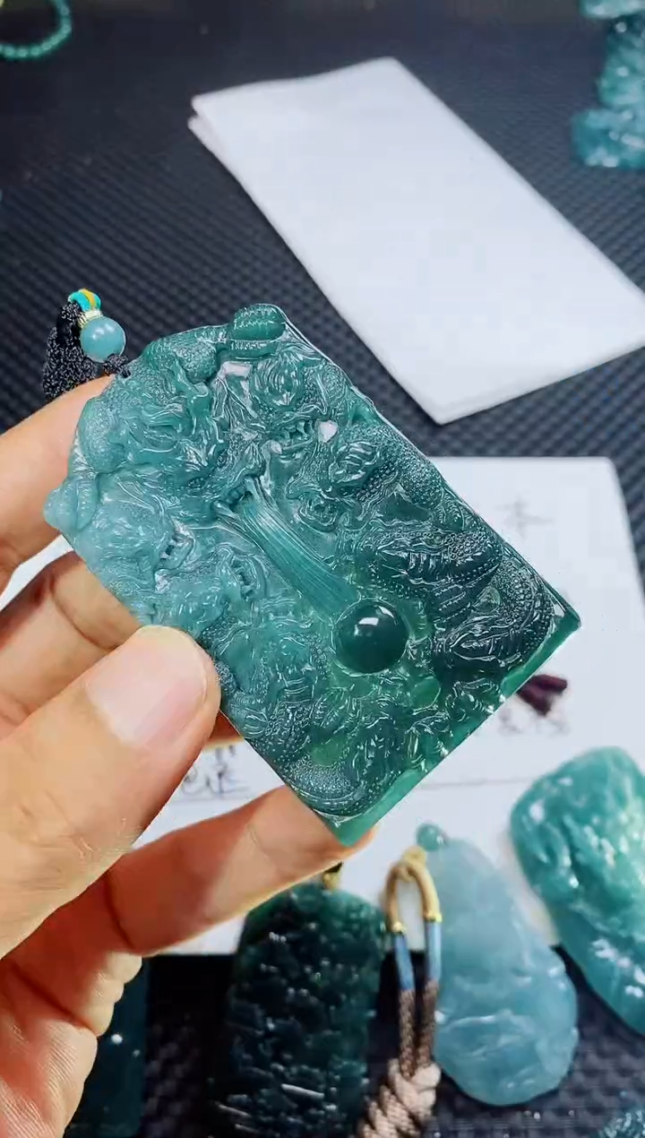 翡翠未镶嵌颈饰          