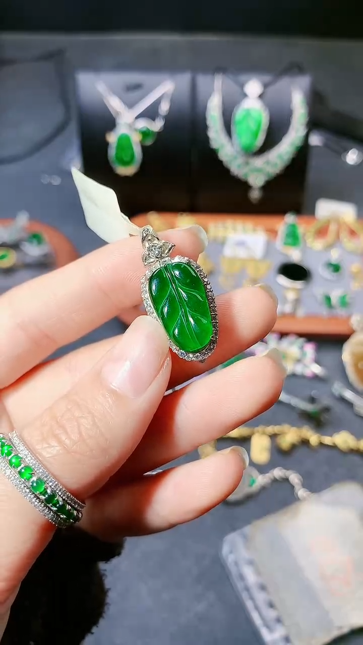 【闪购商品】翡翠吊坠(赠链)银S925镶嵌吊坠