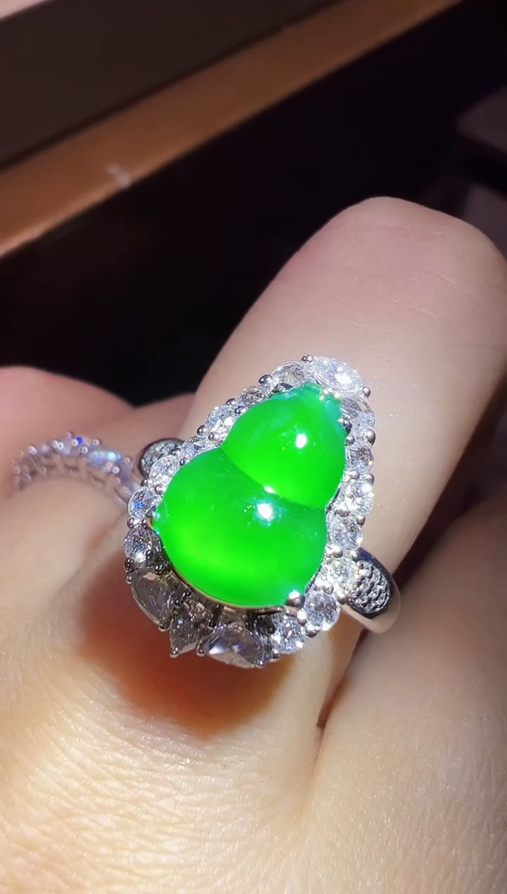 18K金镶嵌戒指翡翠葫芦