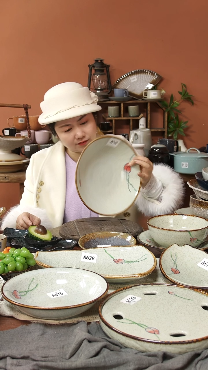 陶瓷A938陶瓷手绘荷花异形斗笠碗一个微瑕25.5*6.5