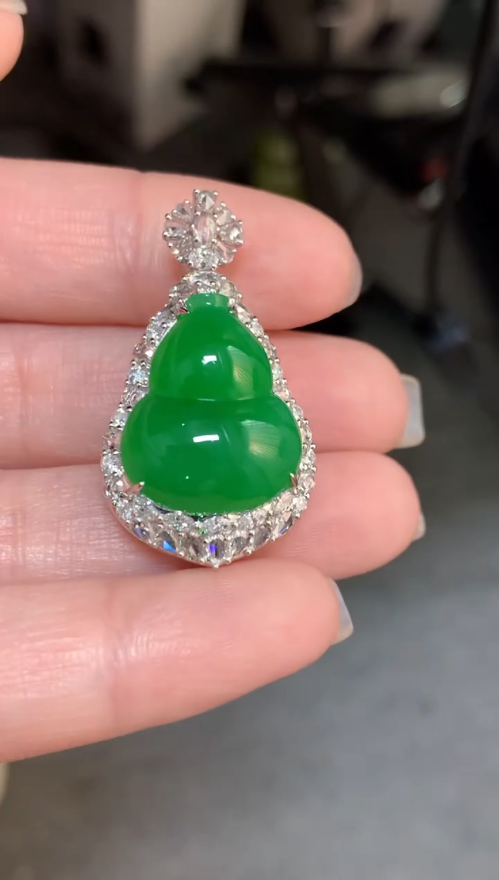 【闪购商品】翡翠颈饰18K金镶嵌高冰浓阳满绿葫芦
