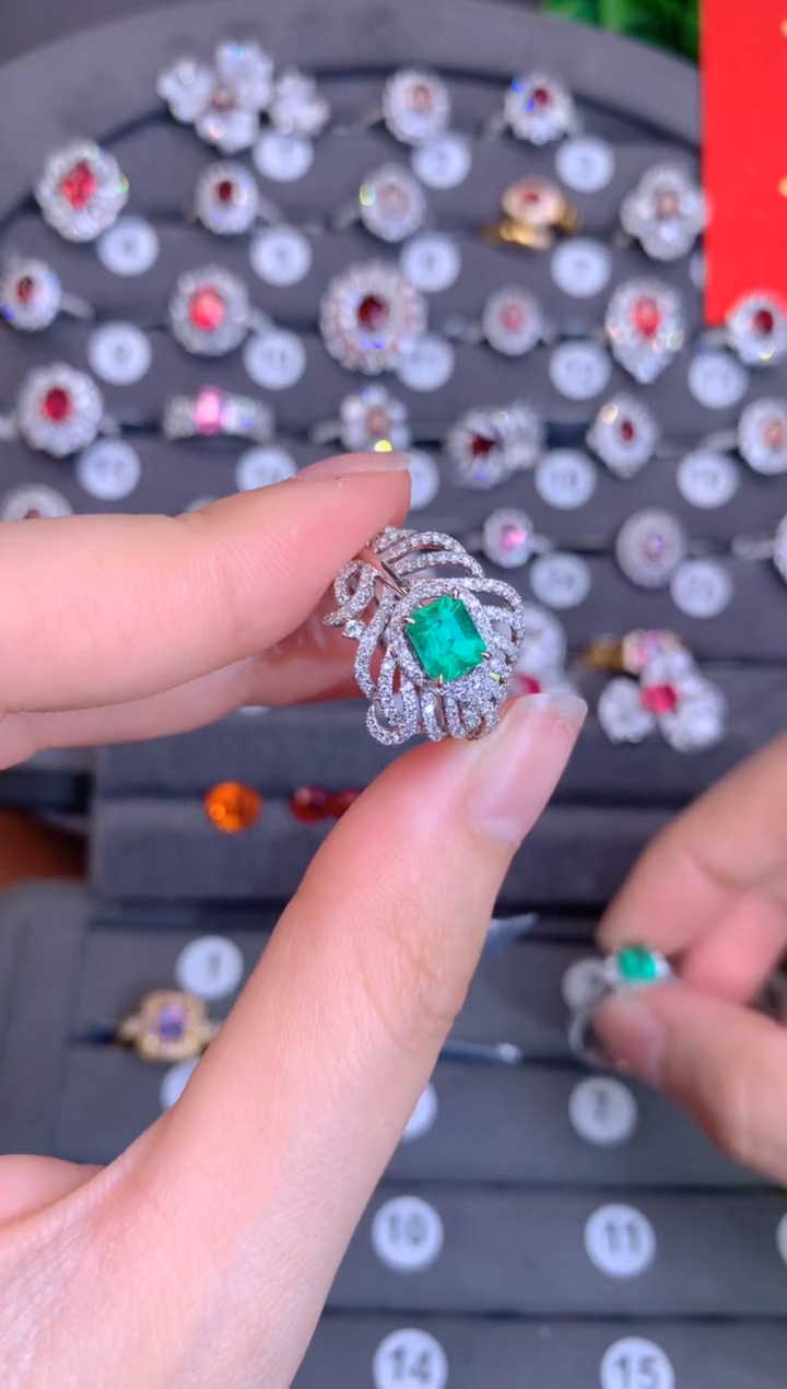 【闪购商品】祖母绿戒指18K金镶嵌0.68CT