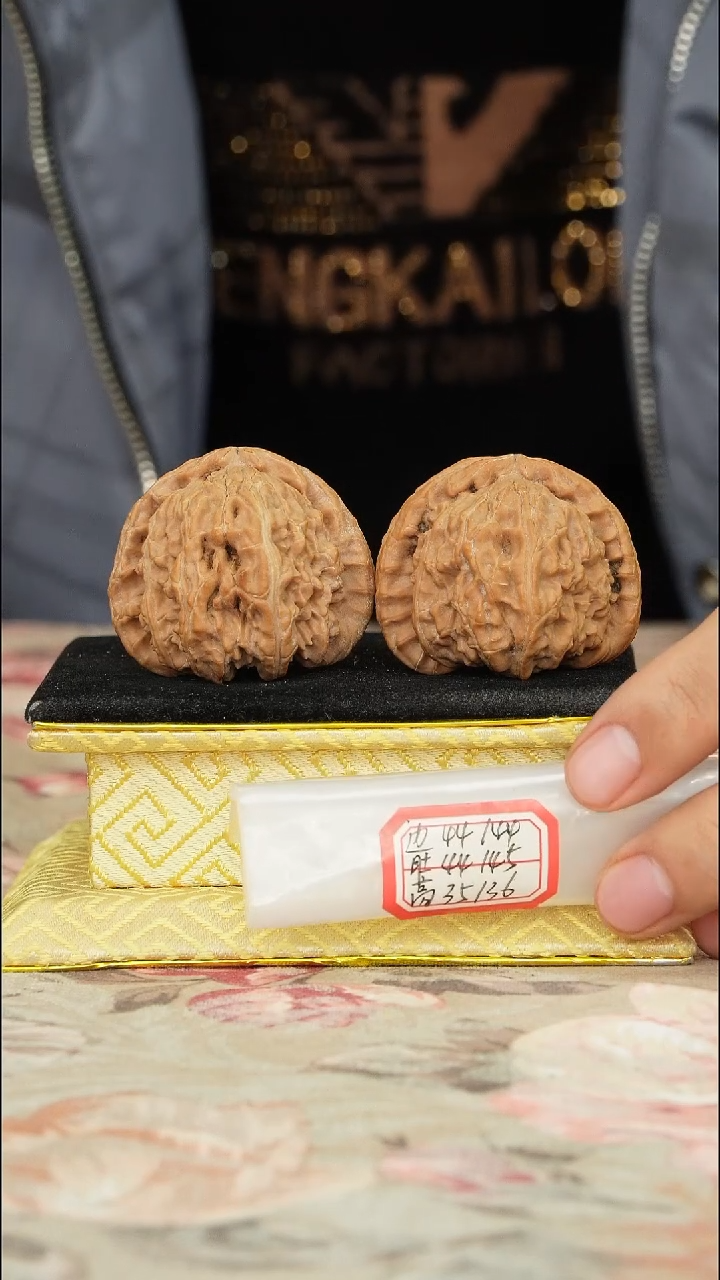 【闪购商品】文玩核桃把件白狮子