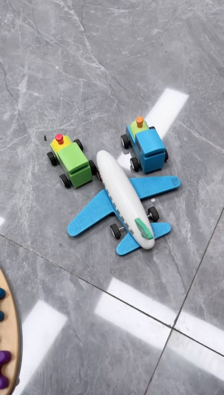 木一个飞机两个小车