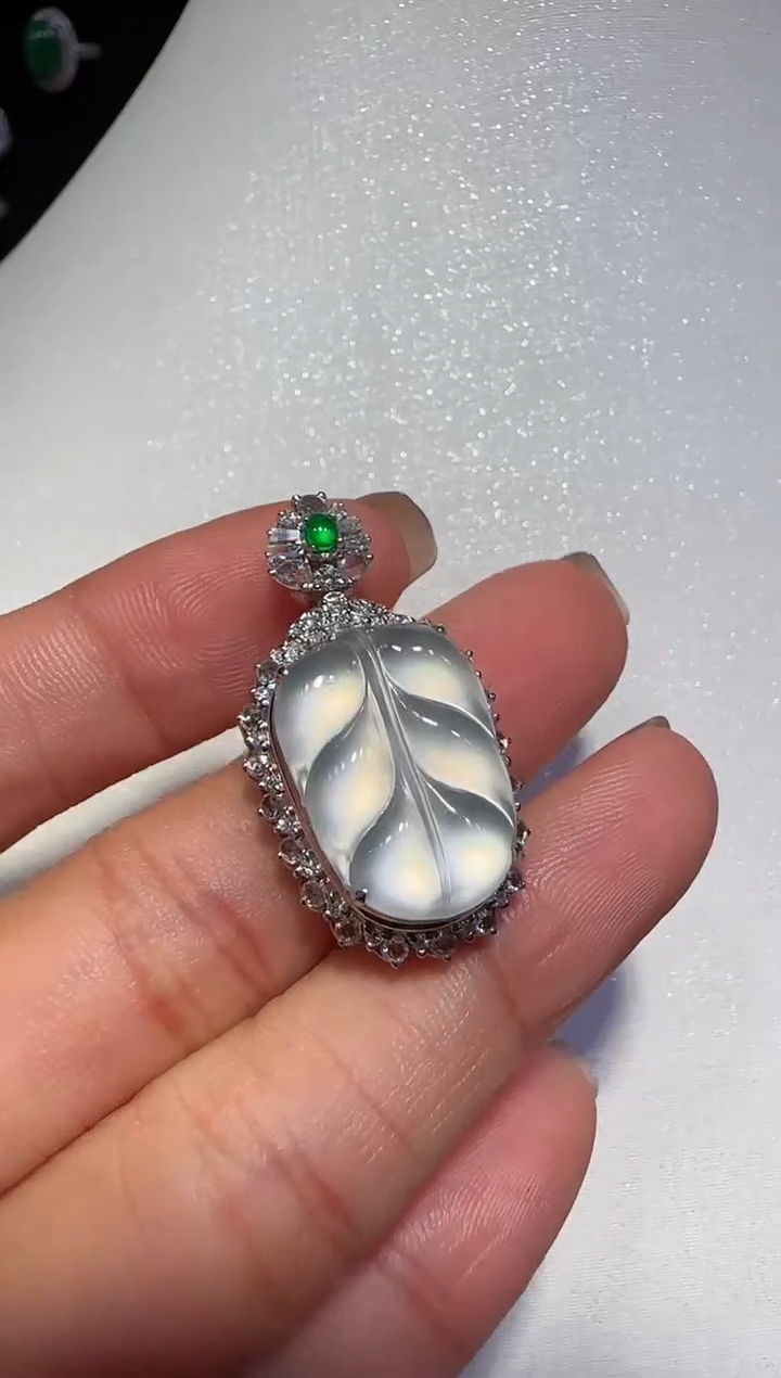 【闪购商品】翡翠吊坠(不含链)18K金镶嵌树叶