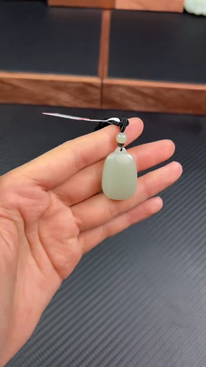 【闪购商品】和田玉吊坠(赠链)未镶嵌且末微色差近矿