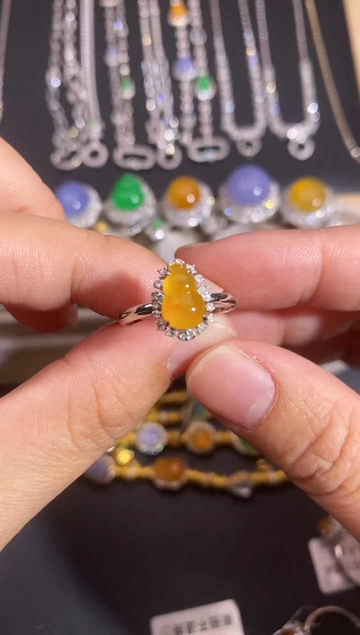 颈饰18K金镶嵌翡翠戒指