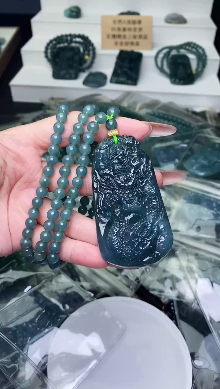 颈饰未镶嵌翡翠 