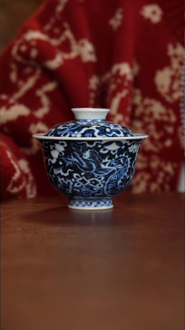 元青花穿花龙纹大盖碗