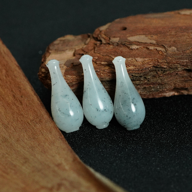 和田玉花瓶吊坠（多样性发其一） V113005