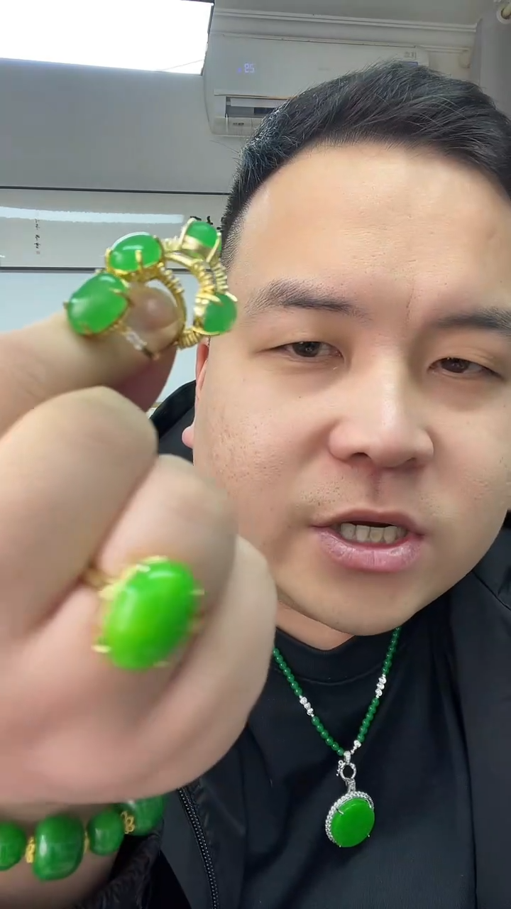 颈饰14K金镶嵌翡翠戒指