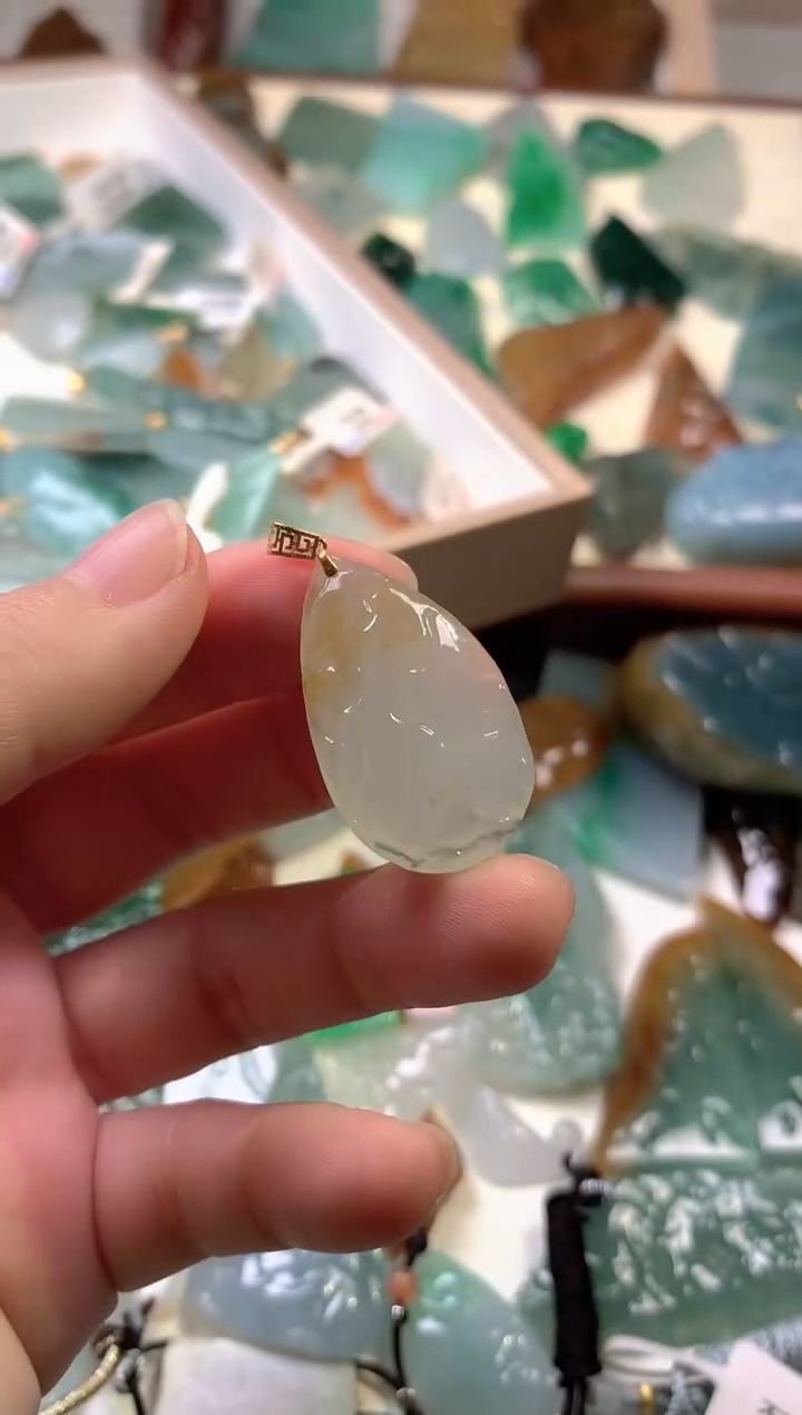 【闪购商品】翡翠颈饰18K金镶嵌吊坠