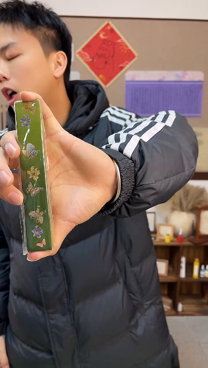 闲鹤斋蝶戏花镇尺