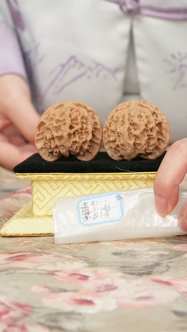 把件文玩核桃苹果园有虫眼