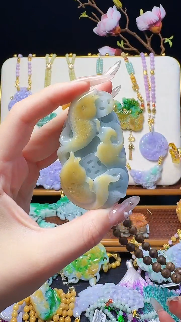 翡翠未镶嵌颈饰锦鲤