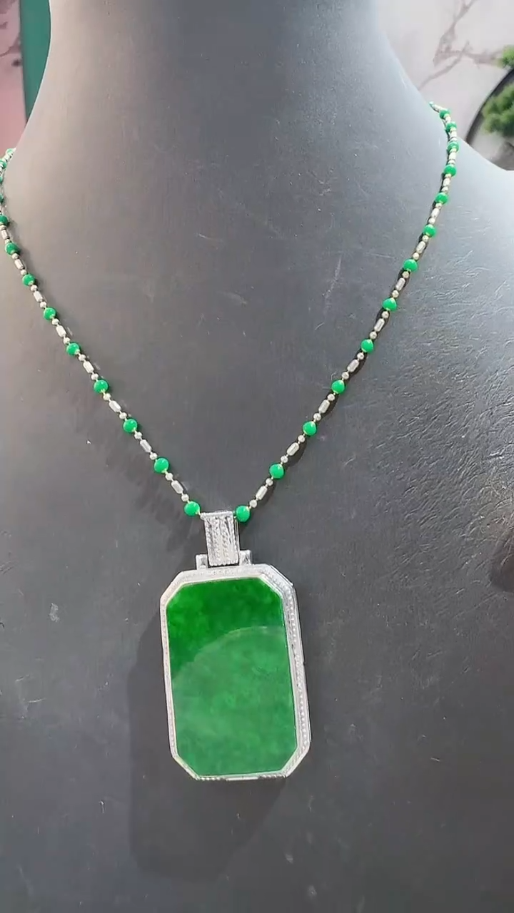 颈饰18K金镶嵌翡翠8888888888