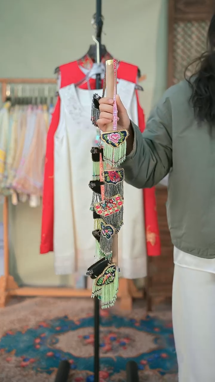 【闪购商品】刺绣苏绣流苏弹簧夹 不挑颜色