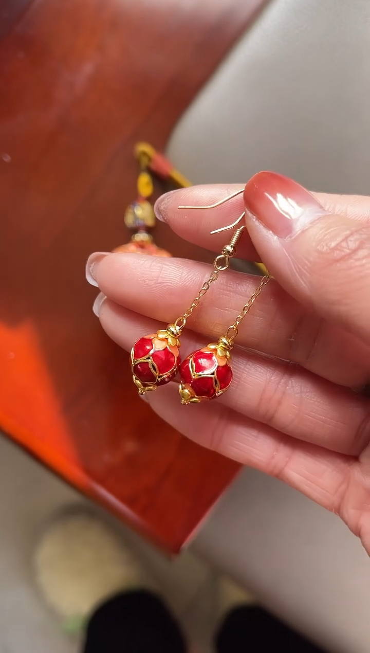 【闪购商品】玫红色莲花珐琅耳钩