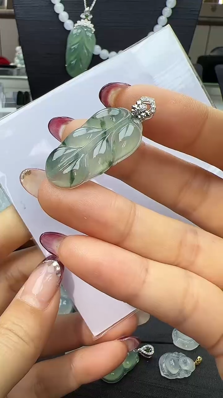 【闪购商品】翡翠颈饰18K金镶嵌叶子