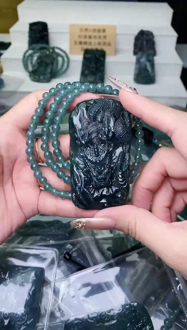 颈饰未镶嵌翡翠 