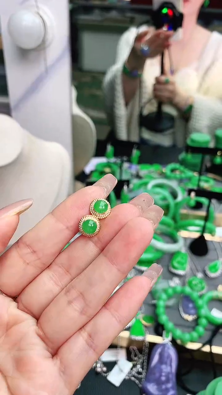 18K金镶嵌翡翠耳饰赠礼盒证书