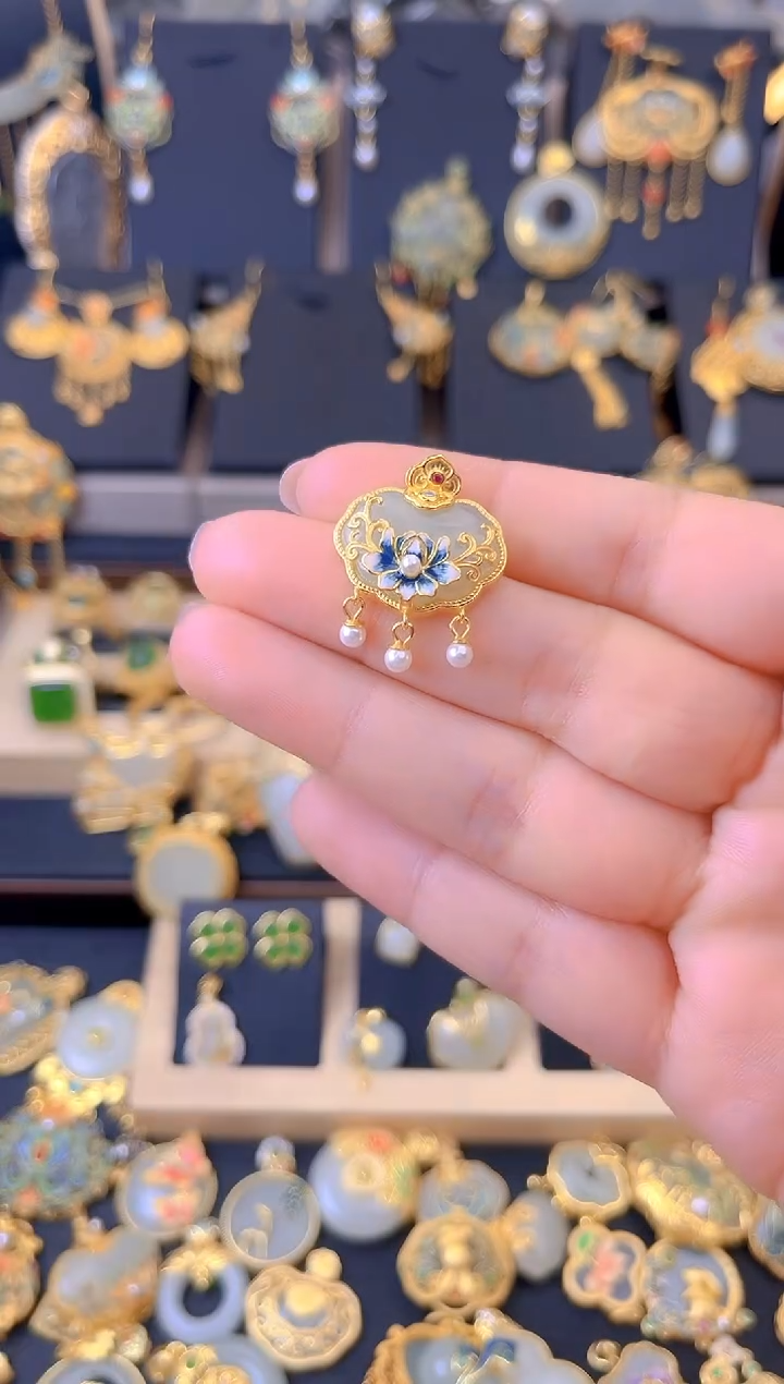 【闪购商品】和田玉吊坠银S925镀金镶嵌有钱花祥云如意锁吊坠