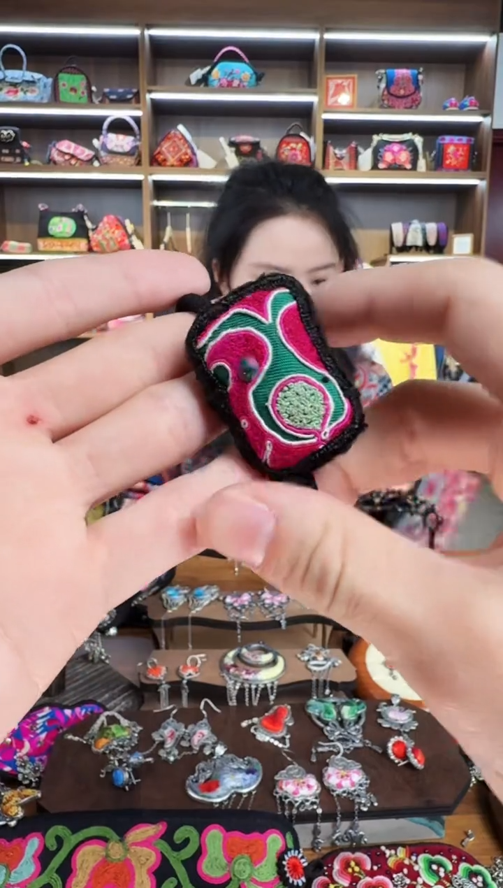 【闪购商品】织绣168蒙阿苏苗绣传承