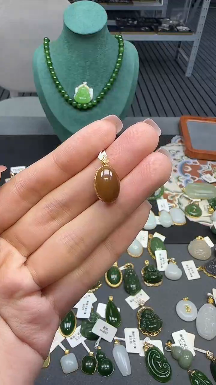18K金镶嵌和田玉挂件1
