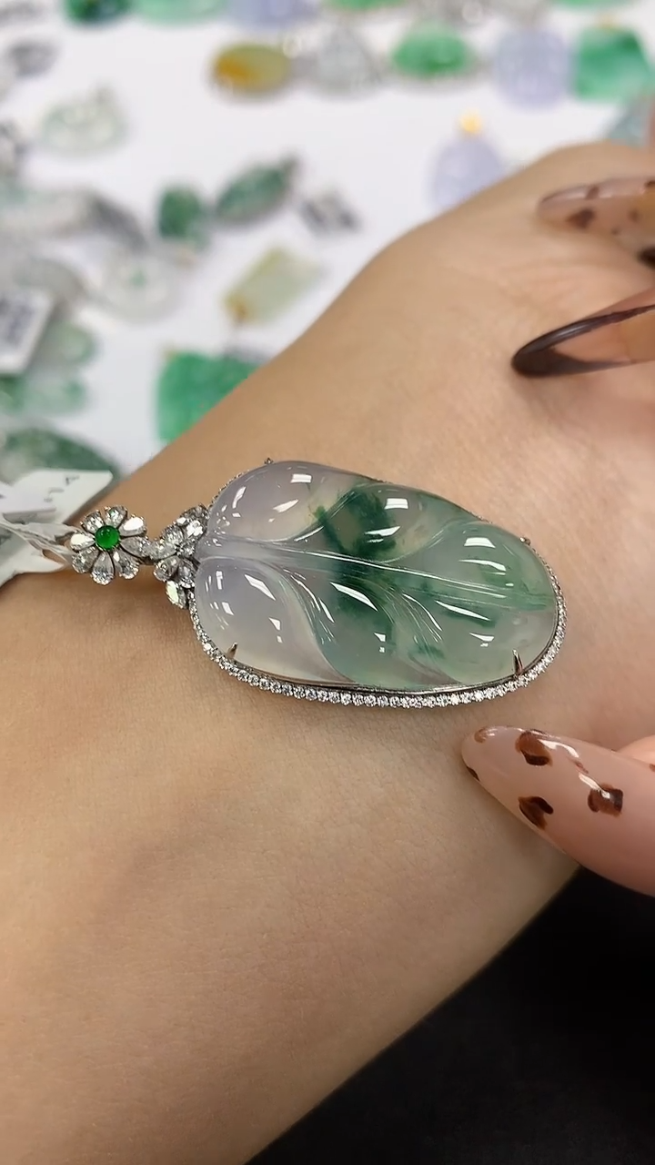 颈饰18K金镶嵌翡翠a货假一赔三支持复检百元上9元证书费自理