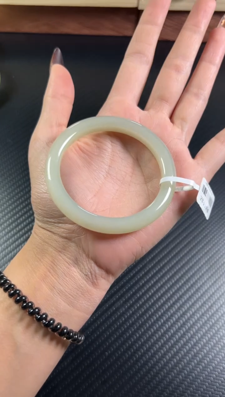 未镶嵌手镯和田玉且末近矿微色差56+sk