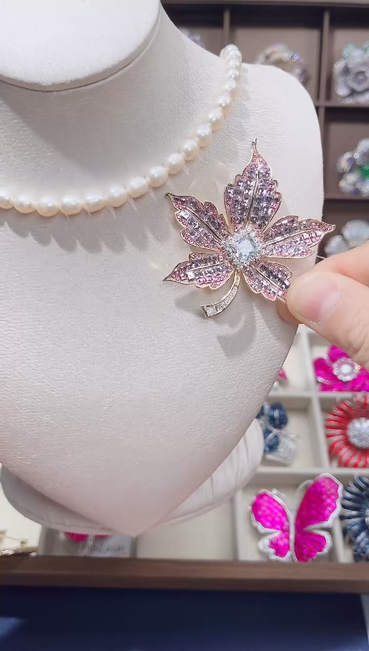 锆石铜合金粉色枫叶胸针