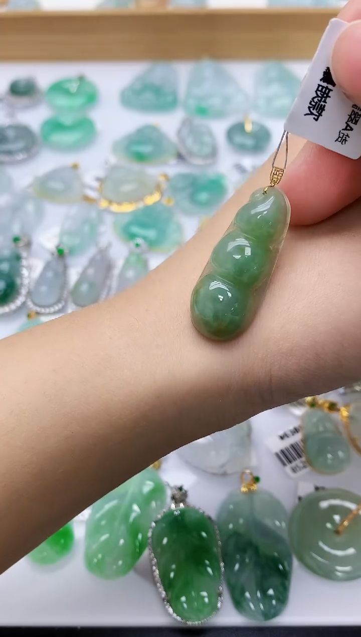 颈饰18K金镶嵌翡翠天然A货