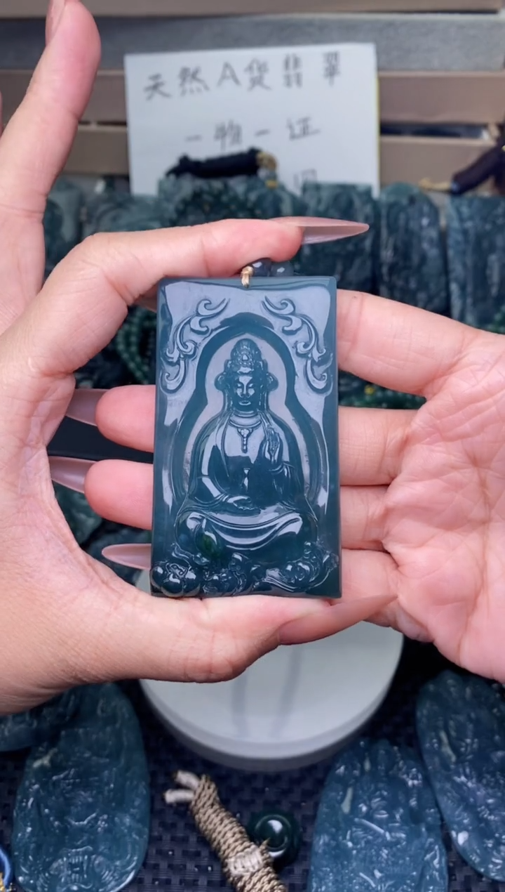 翡翠未镶嵌颈饰          