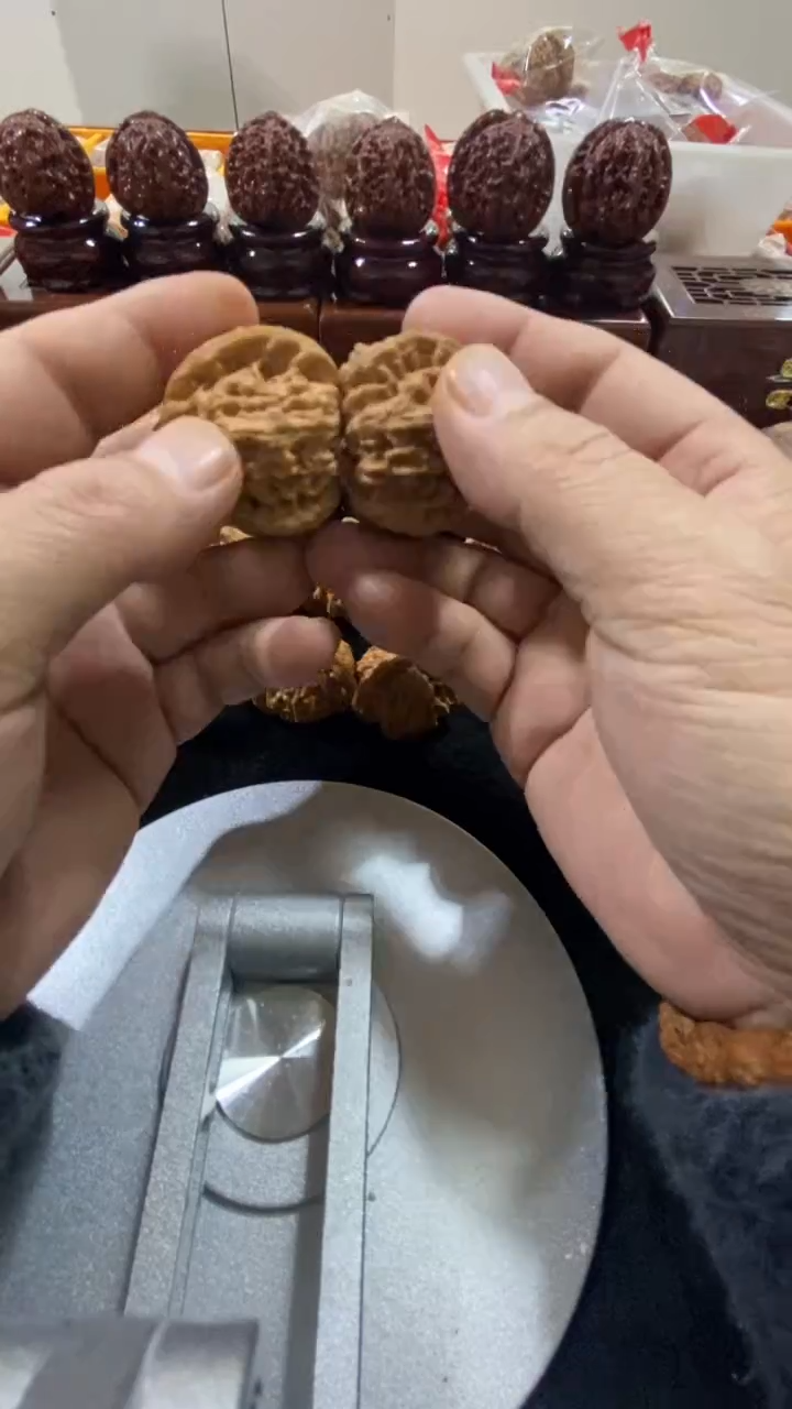 【闪购商品】文玩核桃手串三棱正苯