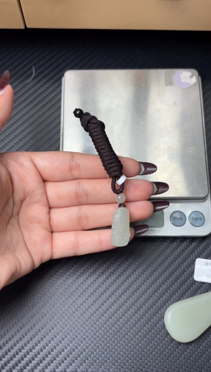 吊坠(赠链)未镶嵌和田玉且末近矿微色差吊坠j