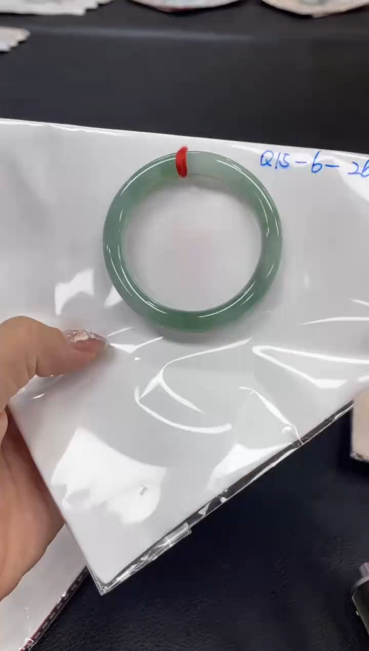 翡翠手镯未镶嵌翡翠手镯