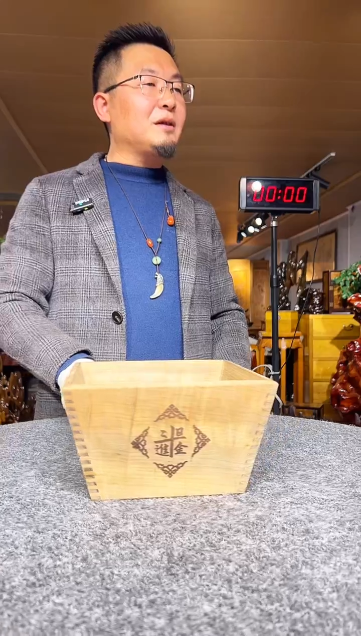 金丝楠木雕款老**鸦金丝楠木摆件