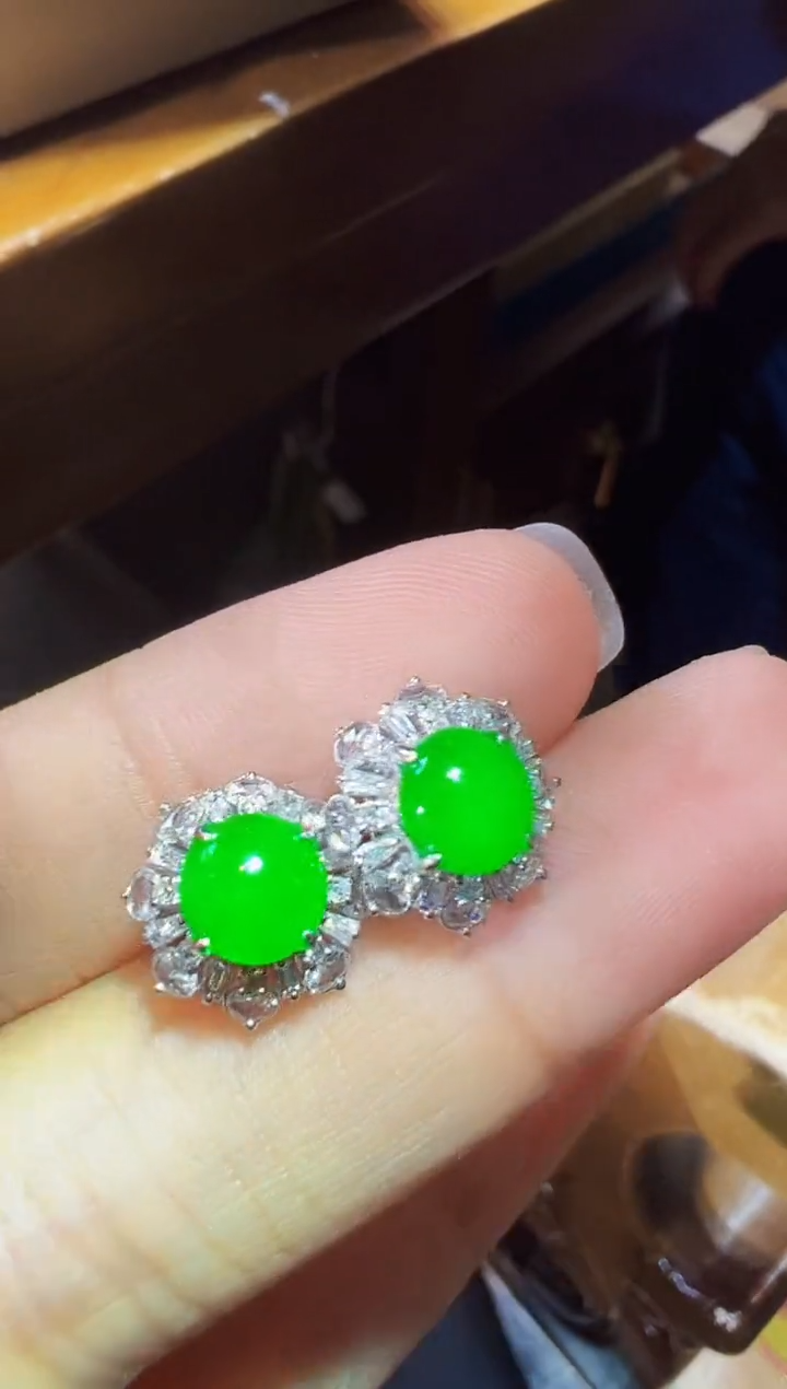 18K金镶嵌翡翠耳饰蛋面