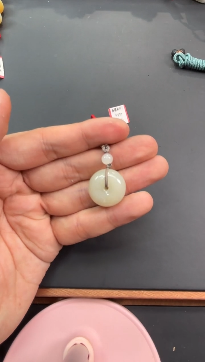 【闪购商品】和田玉吊坠(赠链)未镶嵌黑山微色差近矿吊坠