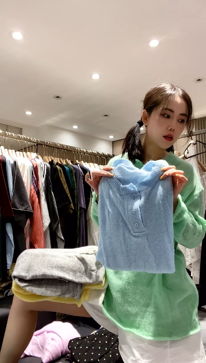 蓝色色的领子扣子针织衫