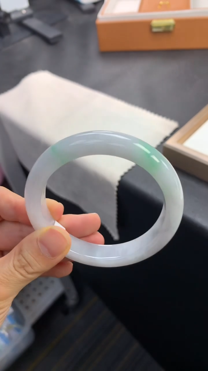 未镶嵌手镯翡翠退货需手镯吊牌标签完好