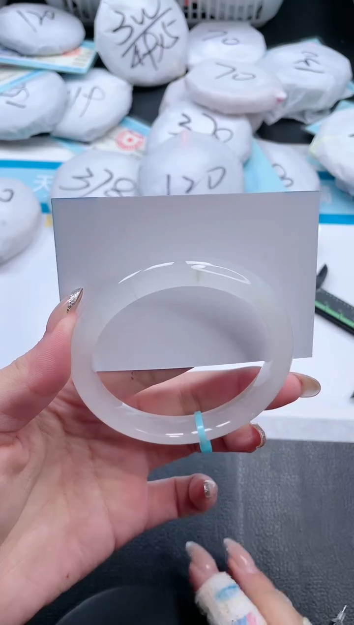 【闪购商品】石英质玉手镯未镶嵌12V153-60